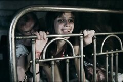 Девчонку насилует алкаш пока капитан милиции смотрит