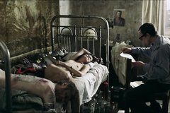 Маньяк читает письма прикованной к кровати голой девчонке