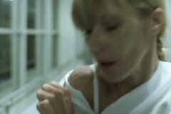 Медсестра в панике переодевается