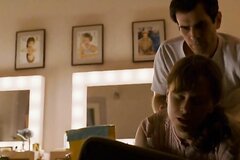 Рыженькая австралийская звезда дает своему мужу на диване