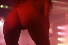 Мачо боевик возбудился от стриптиза