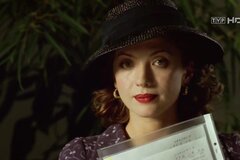 Пользуясь своей властью, заставил девушку раздеться