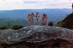 Пять обнаженных сирен стоят и манят на вершине горы