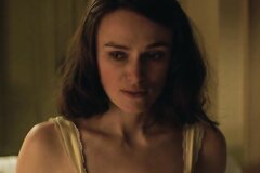 Худенькая Кира Найтли разгуливает в комбинации