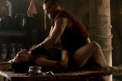 Грубый гладиатор избил и потом овладел служанкой